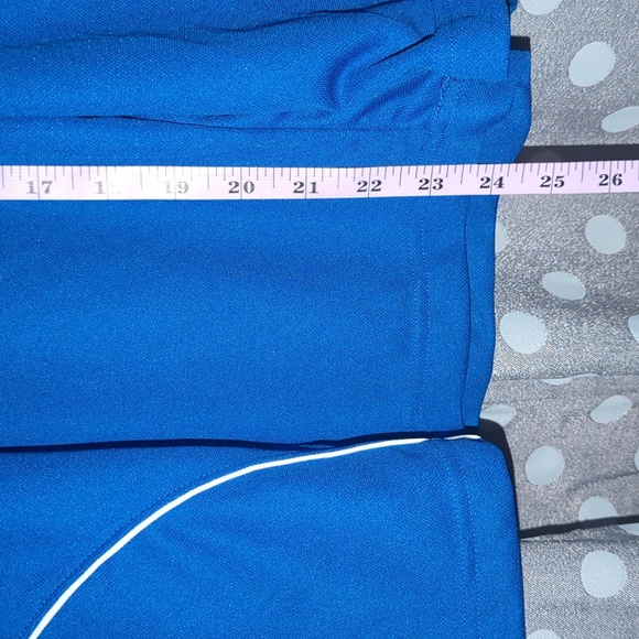 UA Loose Shorts - Picture 4 of 9